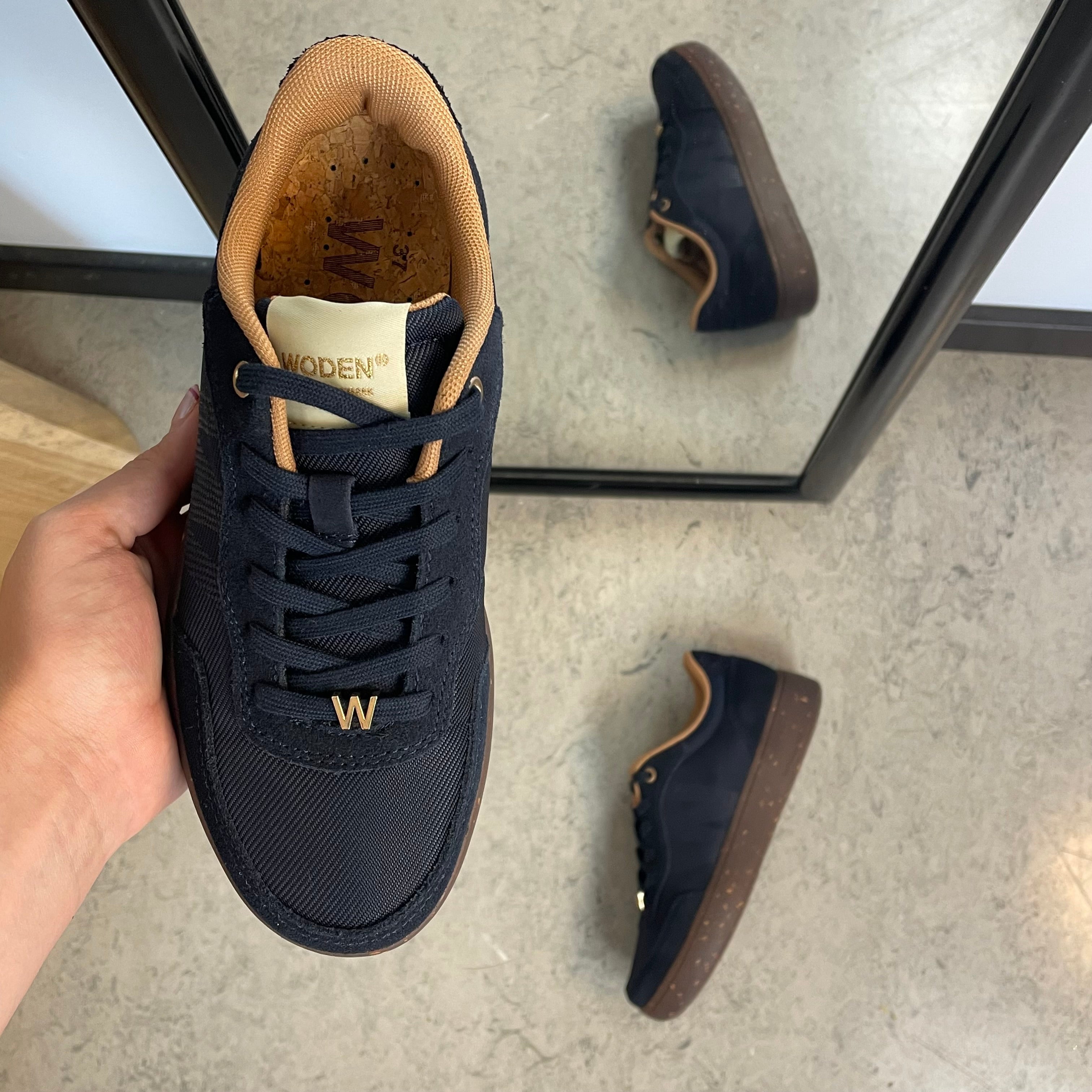 Woden Line Sneak – navy sneaker med gulddetaljer och mjuk komfort