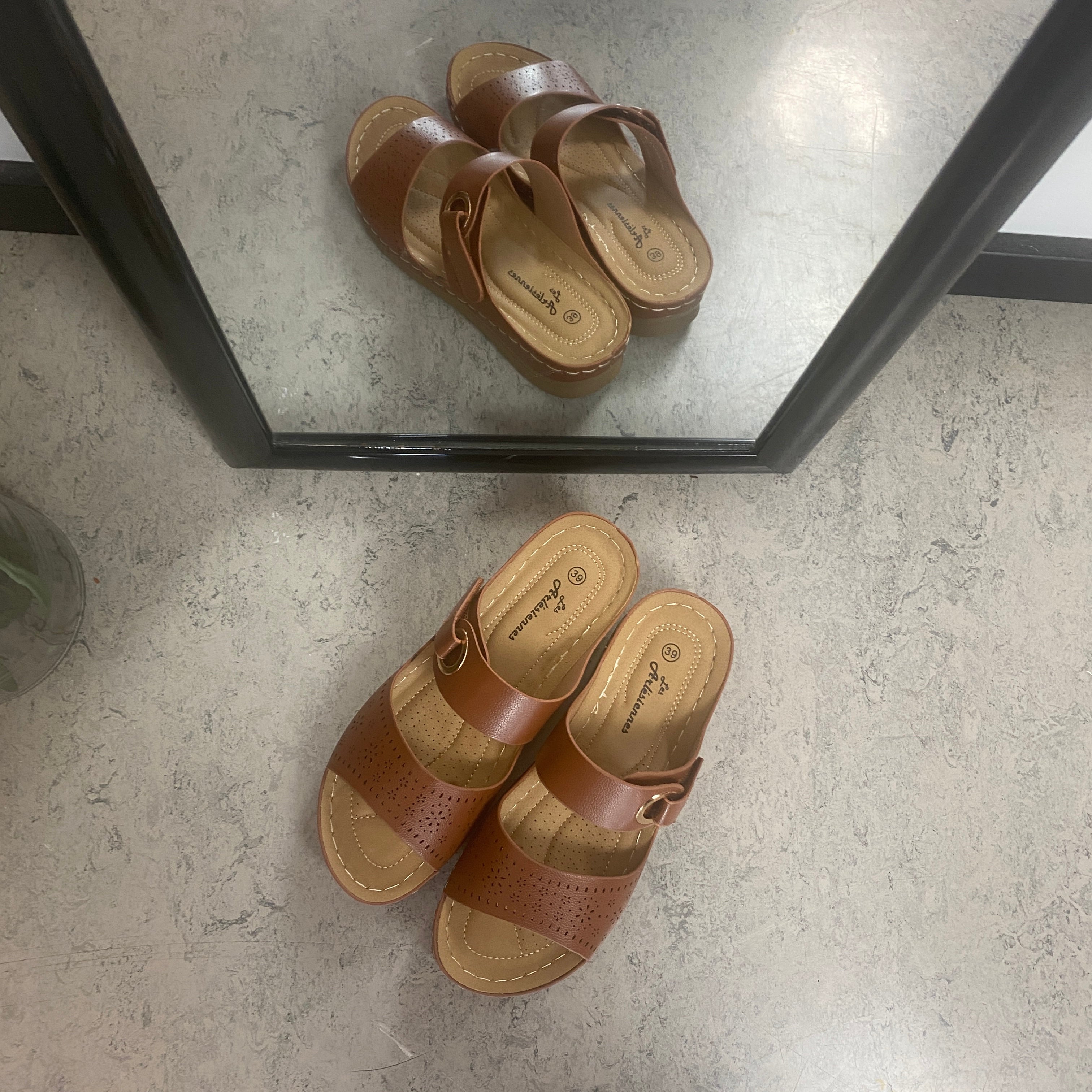 Brun slip-on sandal med kardborrerem – varm ton & feminin silhuett