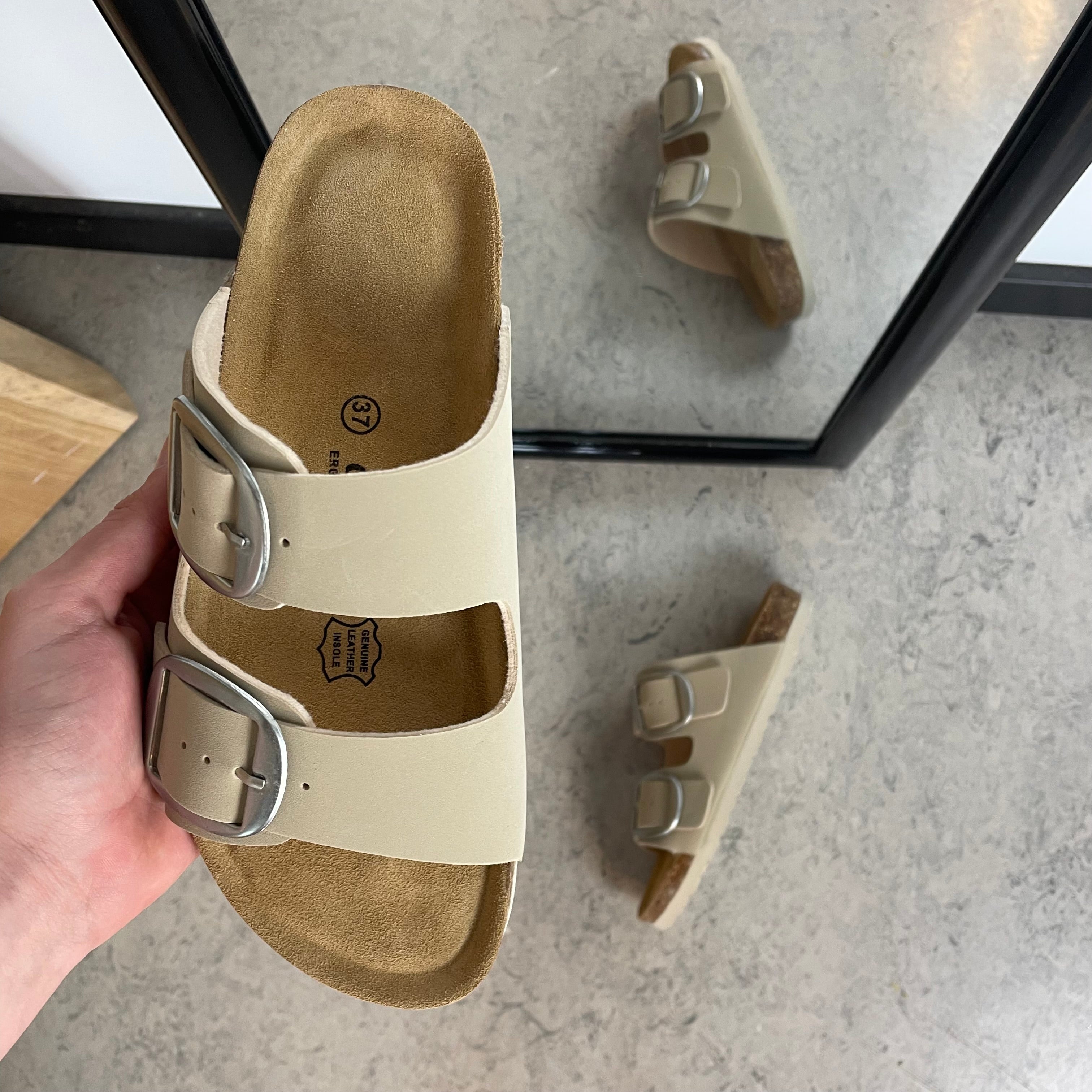 Cruz sandal med justerbar passform - beige