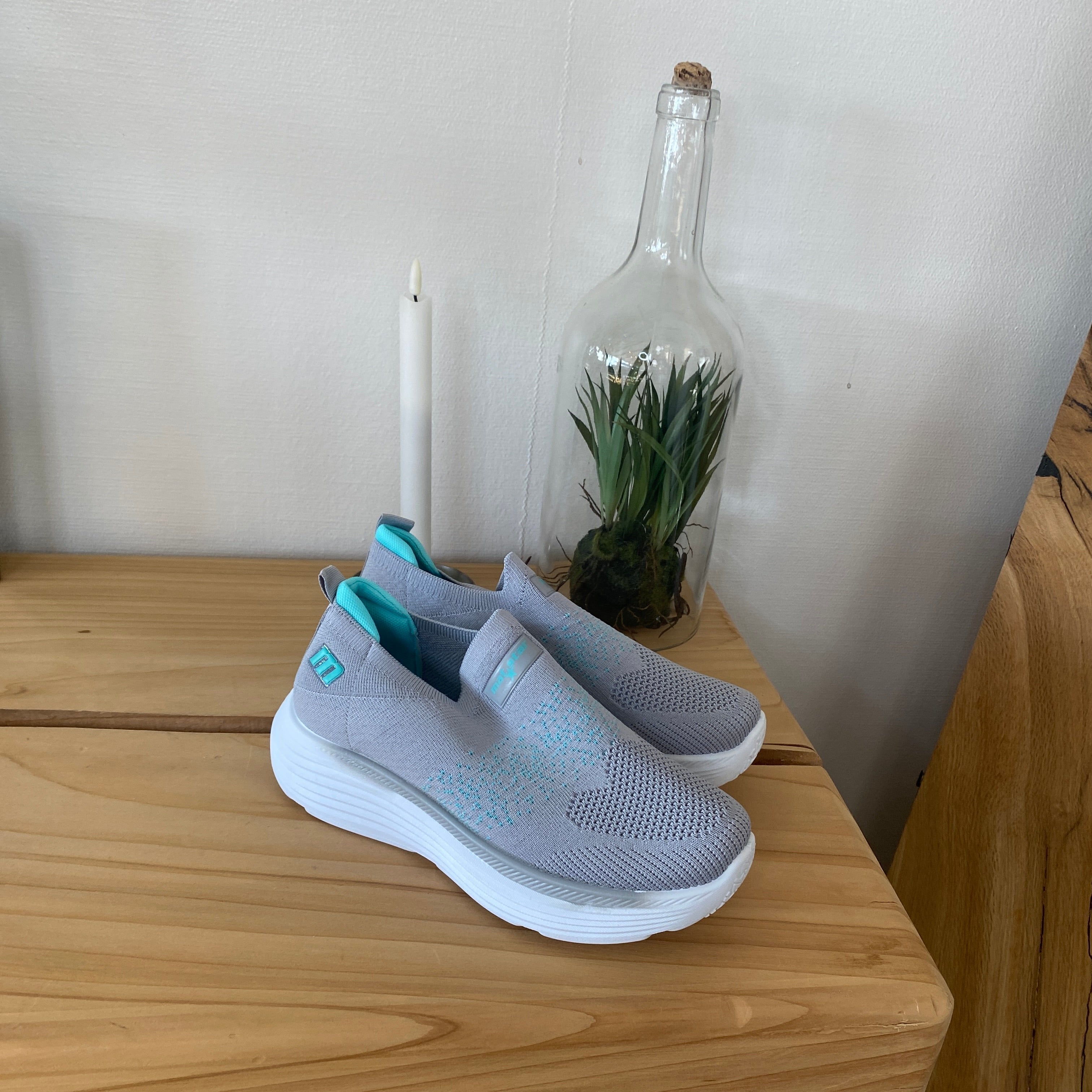 Grå slip-on komfortsneaker med stötdämpning & andningsbart stickat