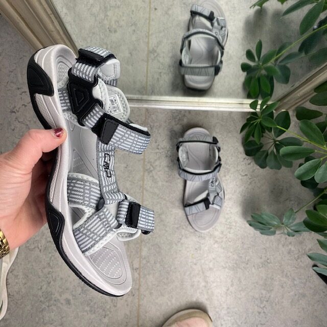 Grå sportsandal från CMP med ränder och bred passform