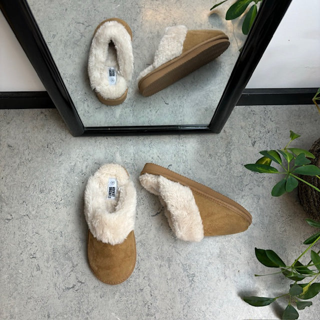 Bruna slip-on-tofflor med bred passform