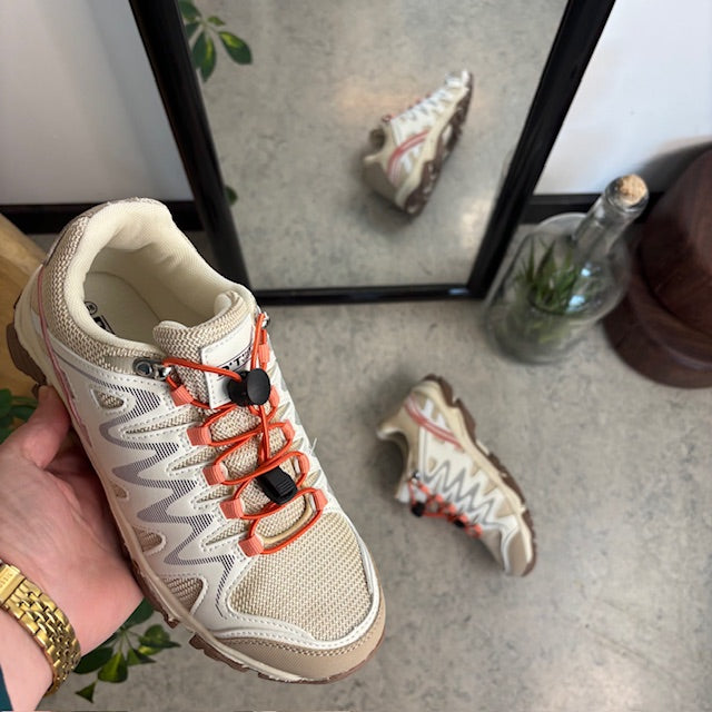 Flexibla beige sneakers med elastiska snören