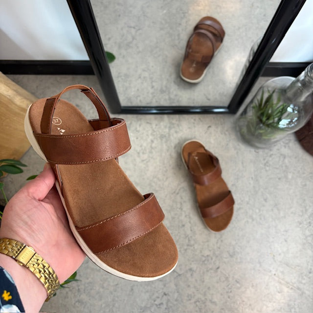 Brun Whistler-sandal med hålfotsstöd och elastisk hälrem