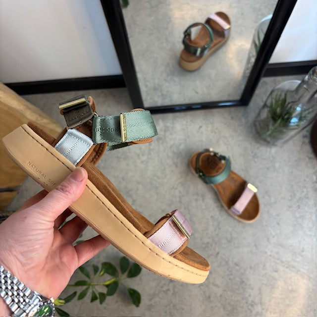 Smart multifärgad sandal från Woden