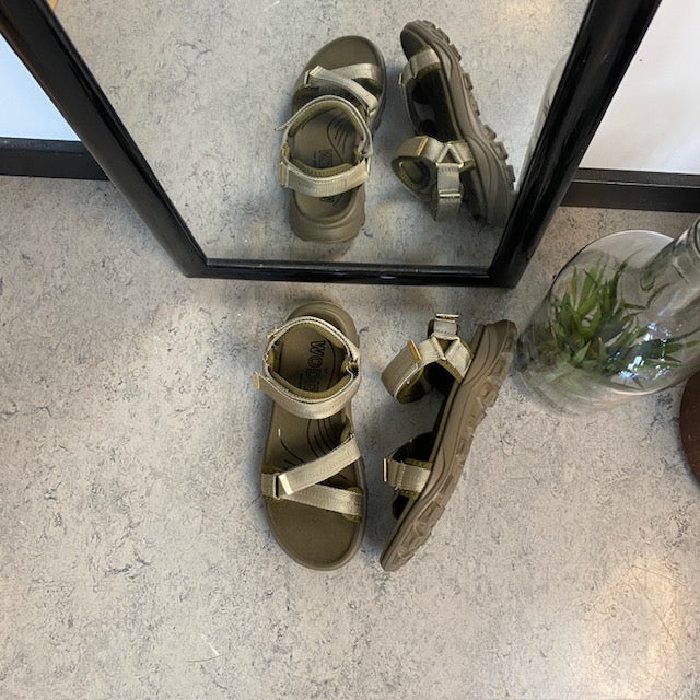 Grön Woden-sandal med bra fotvalvsstöd