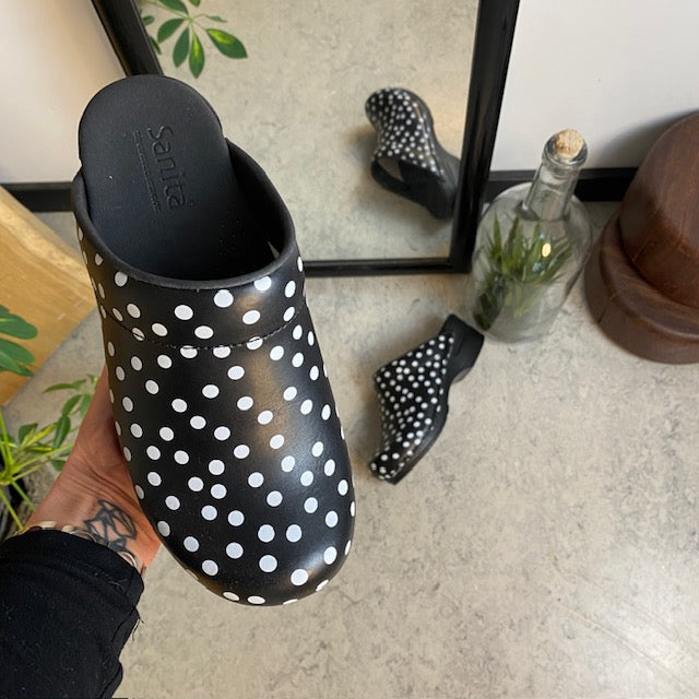 Sanita träskor med svart och vitt prickmönster