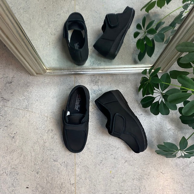 Bred sko med kardborre och extra plats