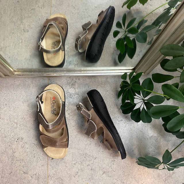 Bred skinnsandal med kardborre