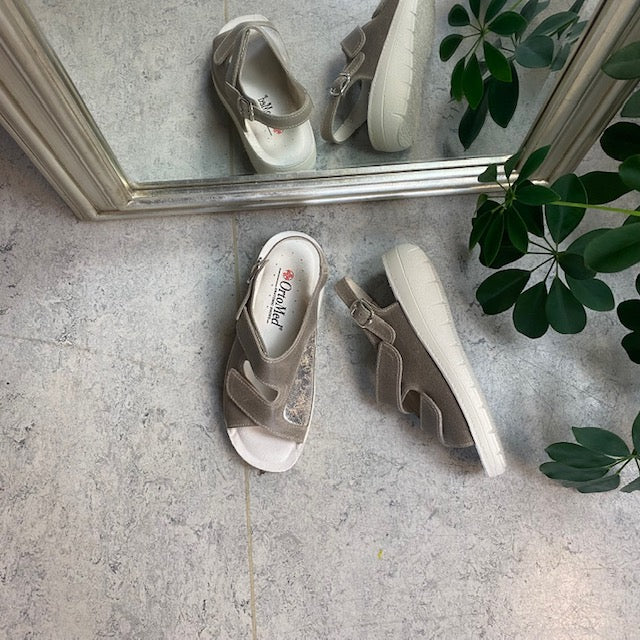 Bred ortopedisk sandal i beige med kardborre, fotvalvsstöd och extra plats för knölar