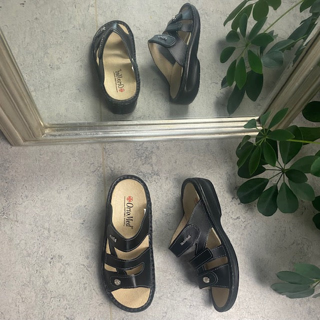 Svart läderslip-on för knölar