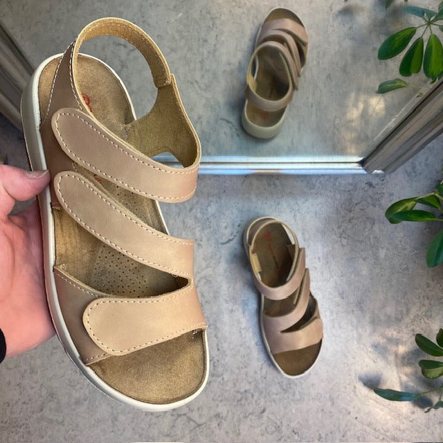 Elegant beige lädersandal med justerbara remmar