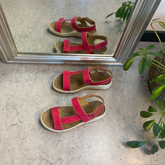 Rosa skinnsandal med tre justerbara remmar och fotvalvsstöd