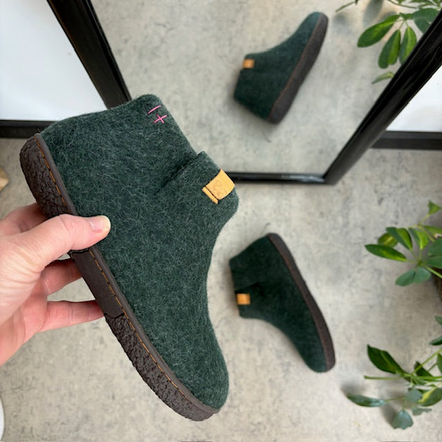 Hög grön ulltoffel med halkfria sulor från Green Comfort