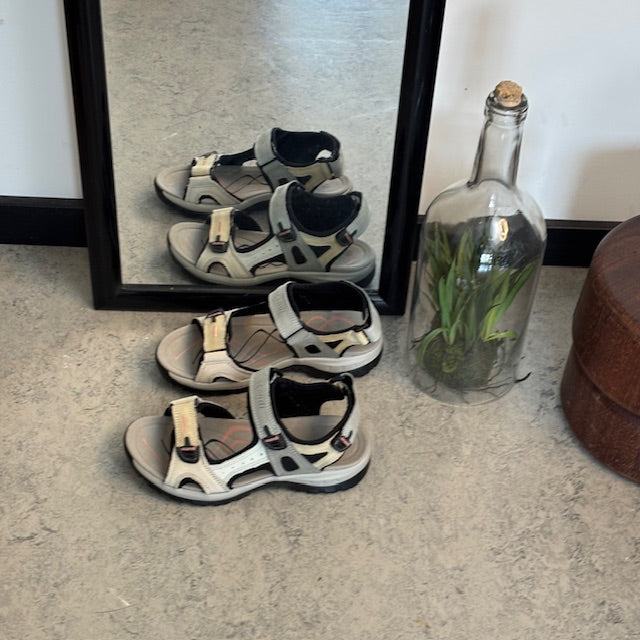 Beige sportsandal