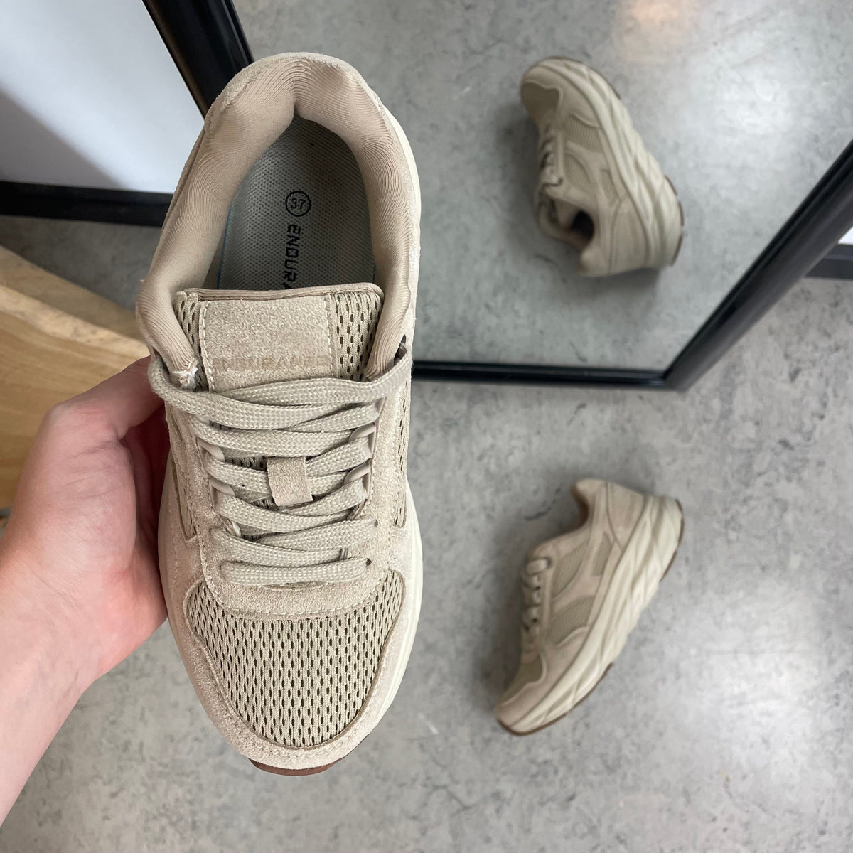 Endurance komfortsko för dam – beige sneaker med lätt och stötdämpande sula