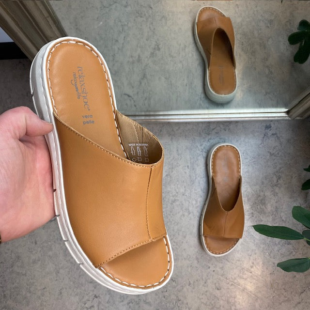 Elegant brun slip-on i läder från Relaxshoe