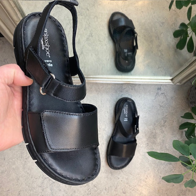 Läcker mjuk och flexibel skinnsandal i svart från Relaxshoe