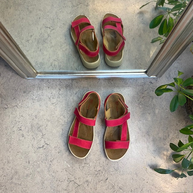 Rosa skinnsandal med tre justerbara remmar och fotvalvsstöd