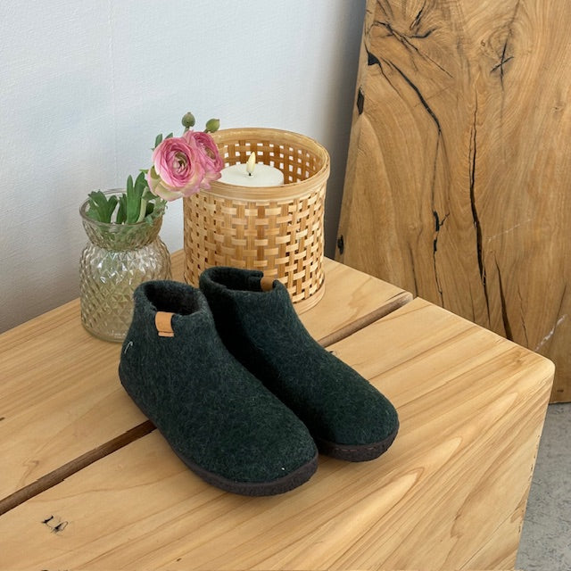 Hög grön ulltoffel med halkfria sulor från Green Comfort