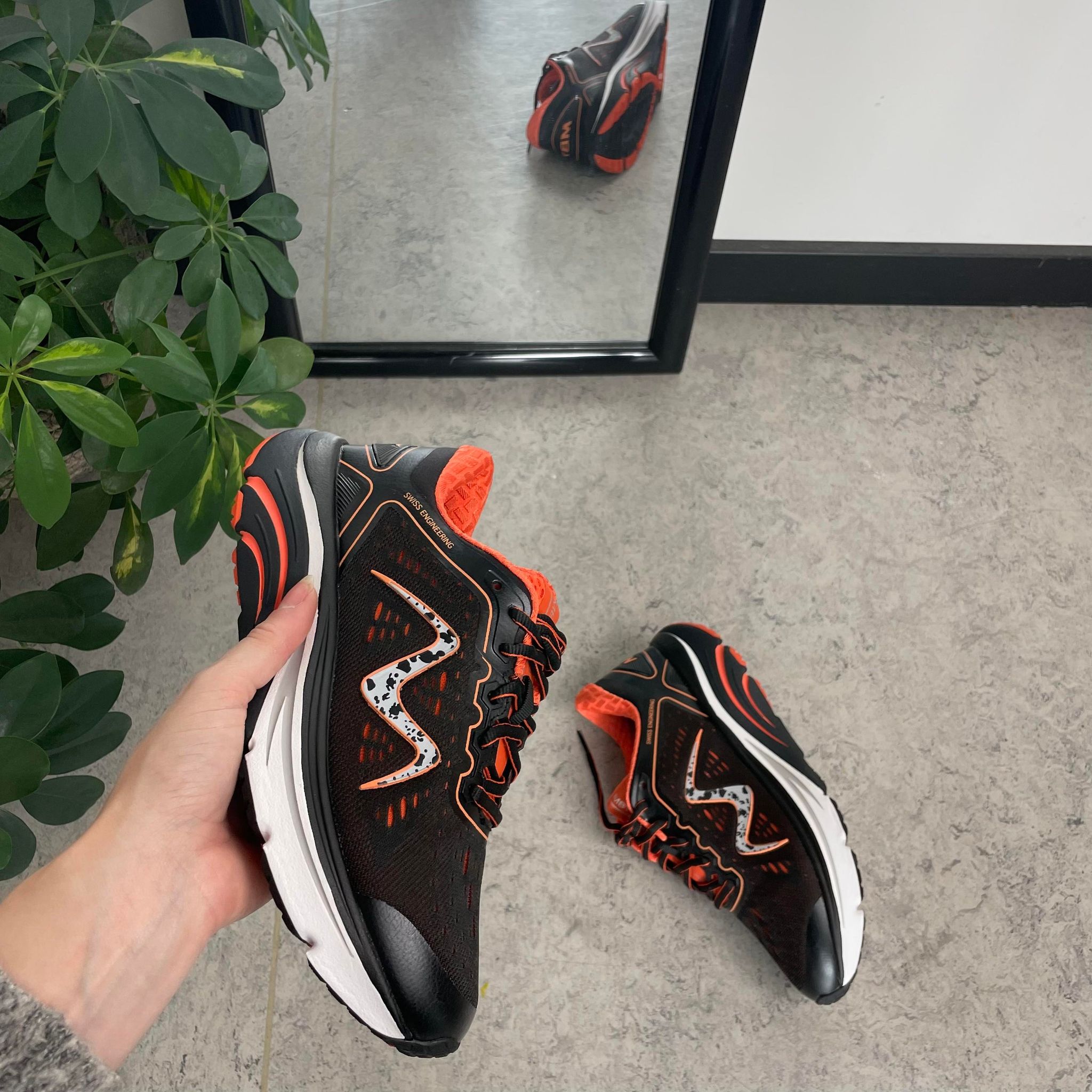 Svarta skor från MBT med fräcka orange detaljer