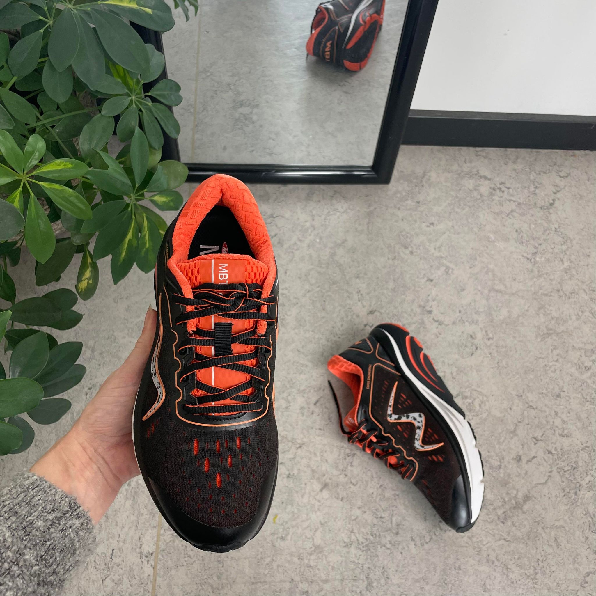 Svarta skor från MBT med fräcka orange detaljer