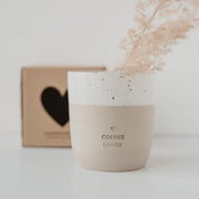 Handgjord keramikmugg utan handtag – med ingraverad text Coffee Lover
