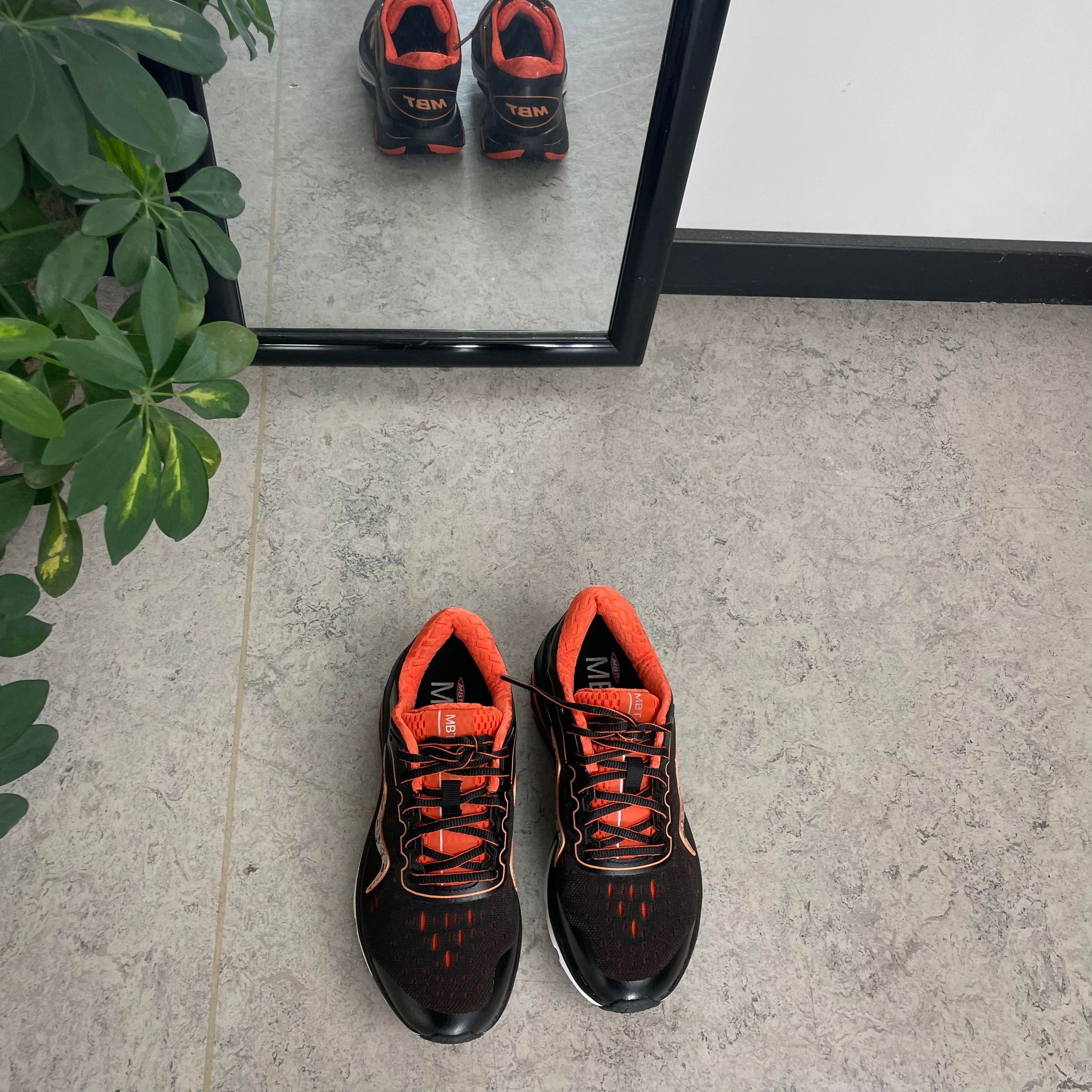 Svarta skor från MBT med fräcka orange detaljer