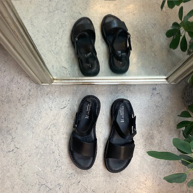 Läcker mjuk och flexibel skinnsandal i svart från Relaxshoe