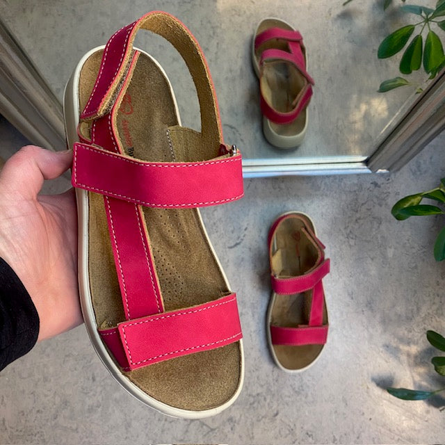 Rosa skinnsandal med tre justerbara remmar och fotvalvsstöd