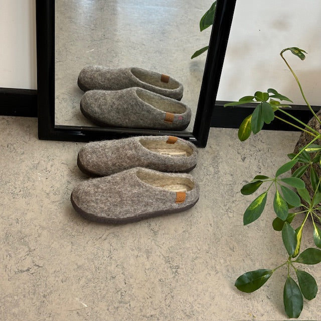 Låga ljusgrå ulltofflor med halkfria sulor från Green Comfort