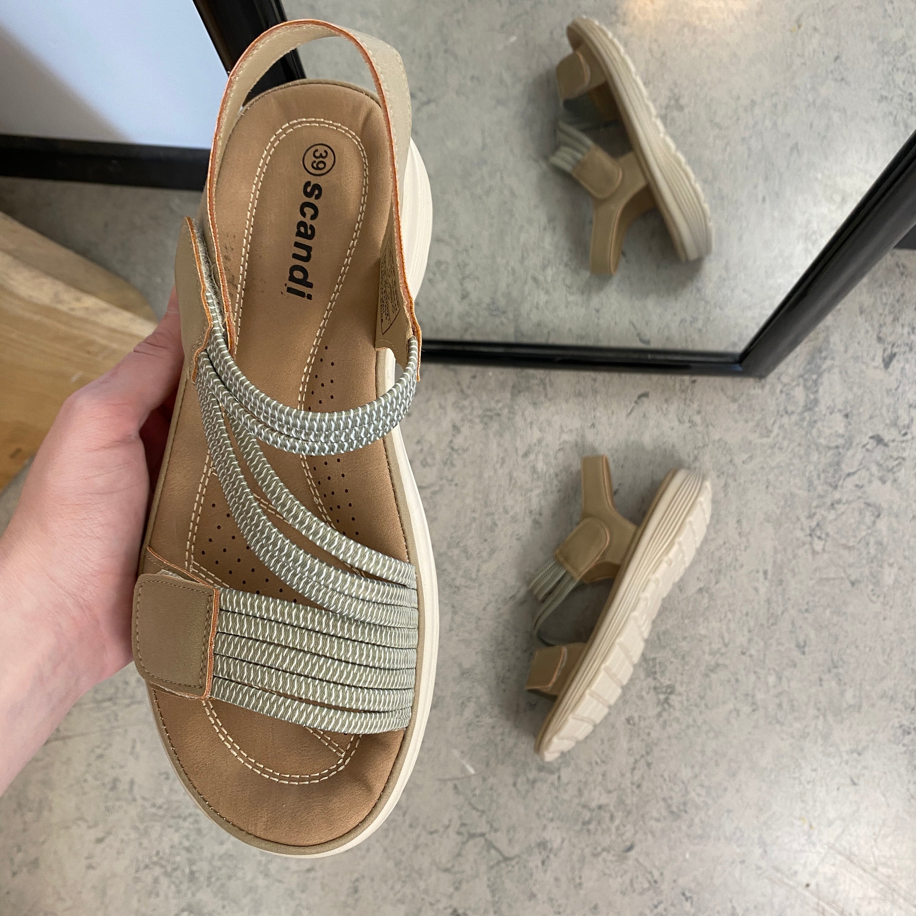 Grön komfortsandal med elastiska remmar – lätt och stödjande