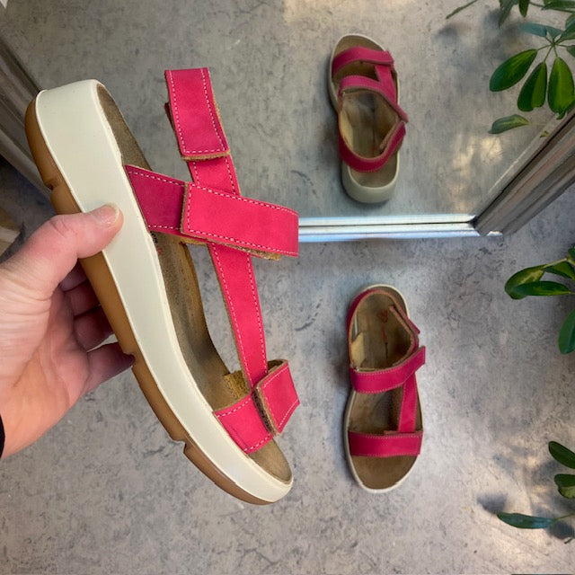 Rosa skinnsandal med tre justerbara remmar och fotvalvsstöd