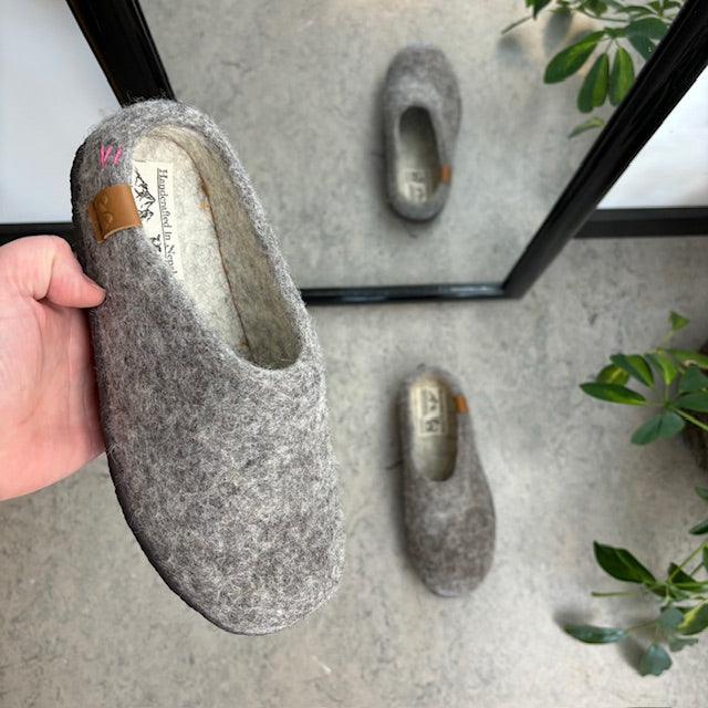 Låga ljusgrå ulltofflor med halkfria sulor från Green Comfort