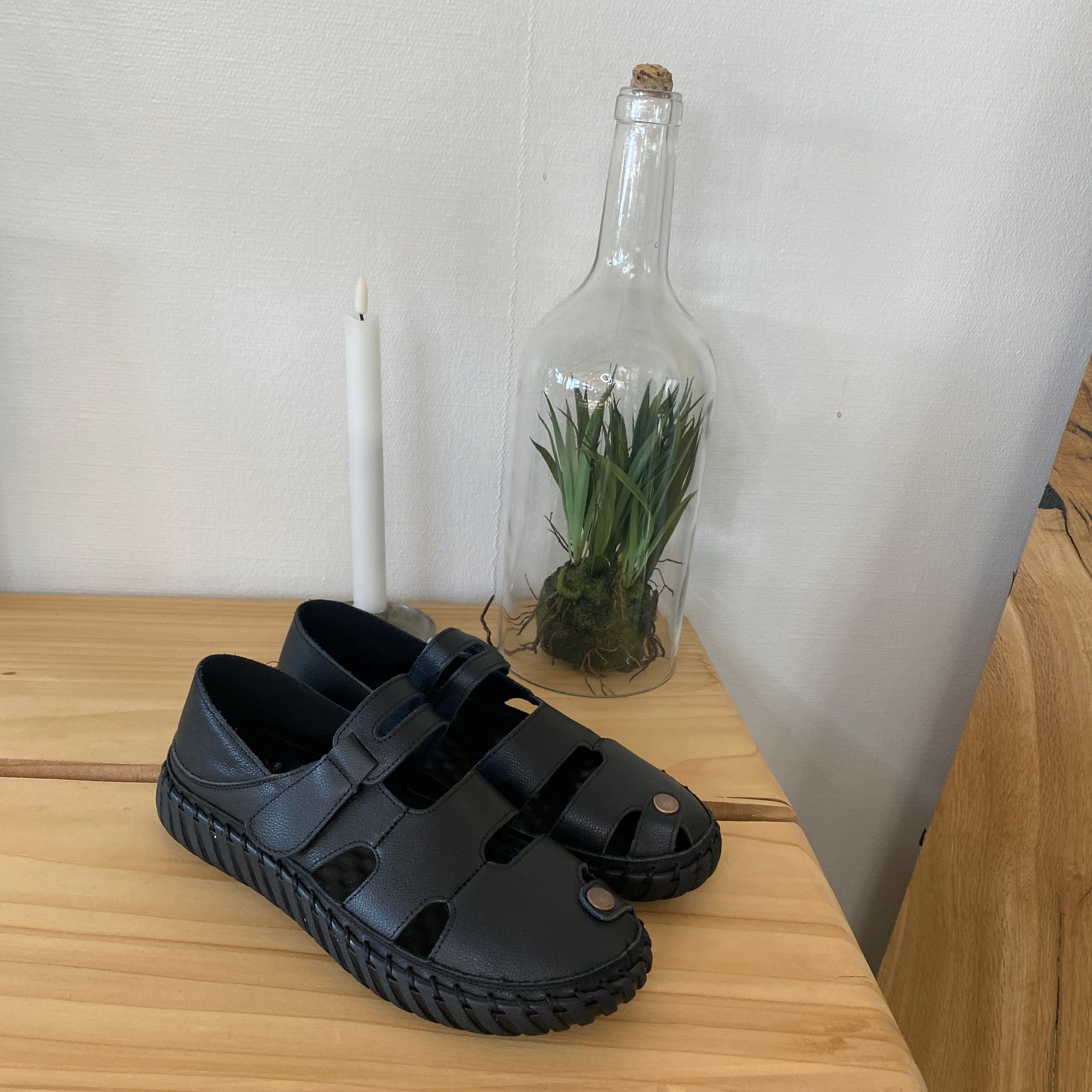 Svart komfortsandal med stängd tå och flexibel sula