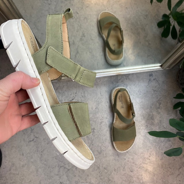 Härligt mjuk och flexibel skinnsandal i matt grön från Relaxshoe