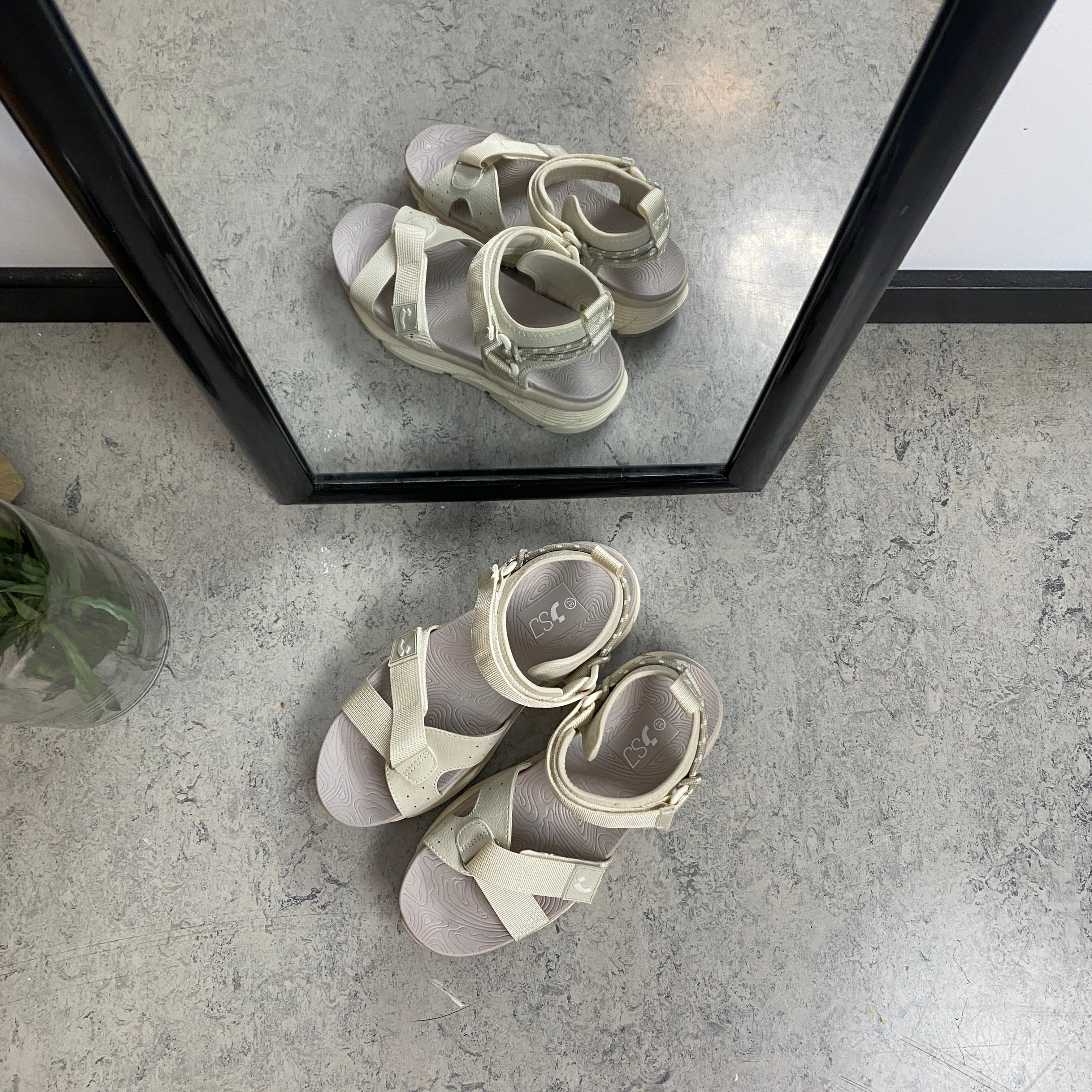 Lättviktsandal från SSKbutiken.se - Beige