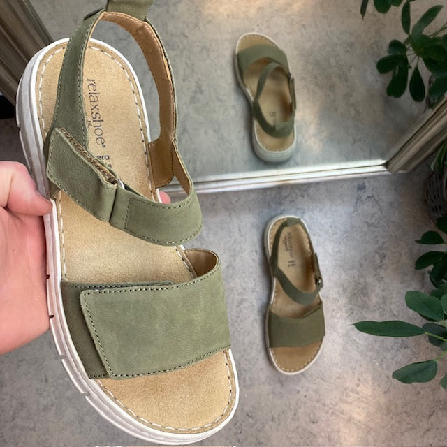 Härlig mjuk och flexibel skinnsandal i matt grönt från Relaxshoe