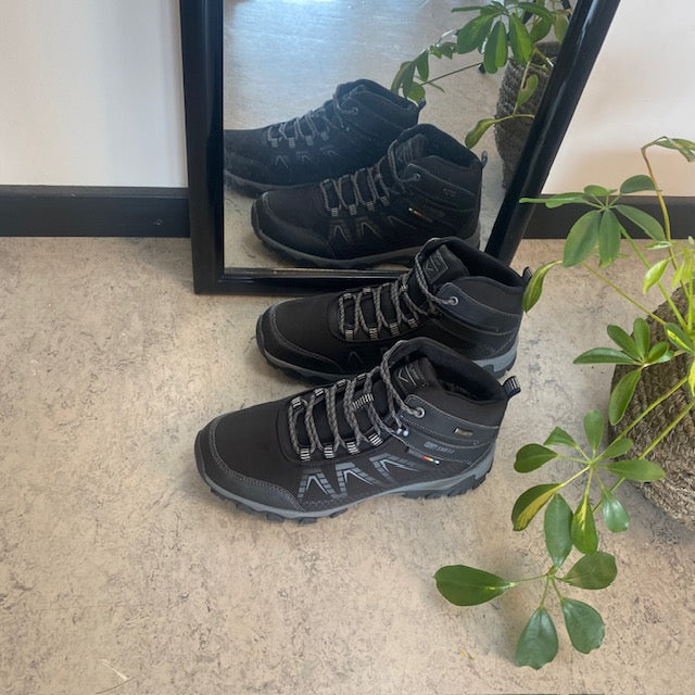 Svart vandringskänga med följsam softshell-överdel