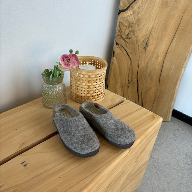 Låga ljusgrå ulltofflor med halkfria sulor från Green Comfort
