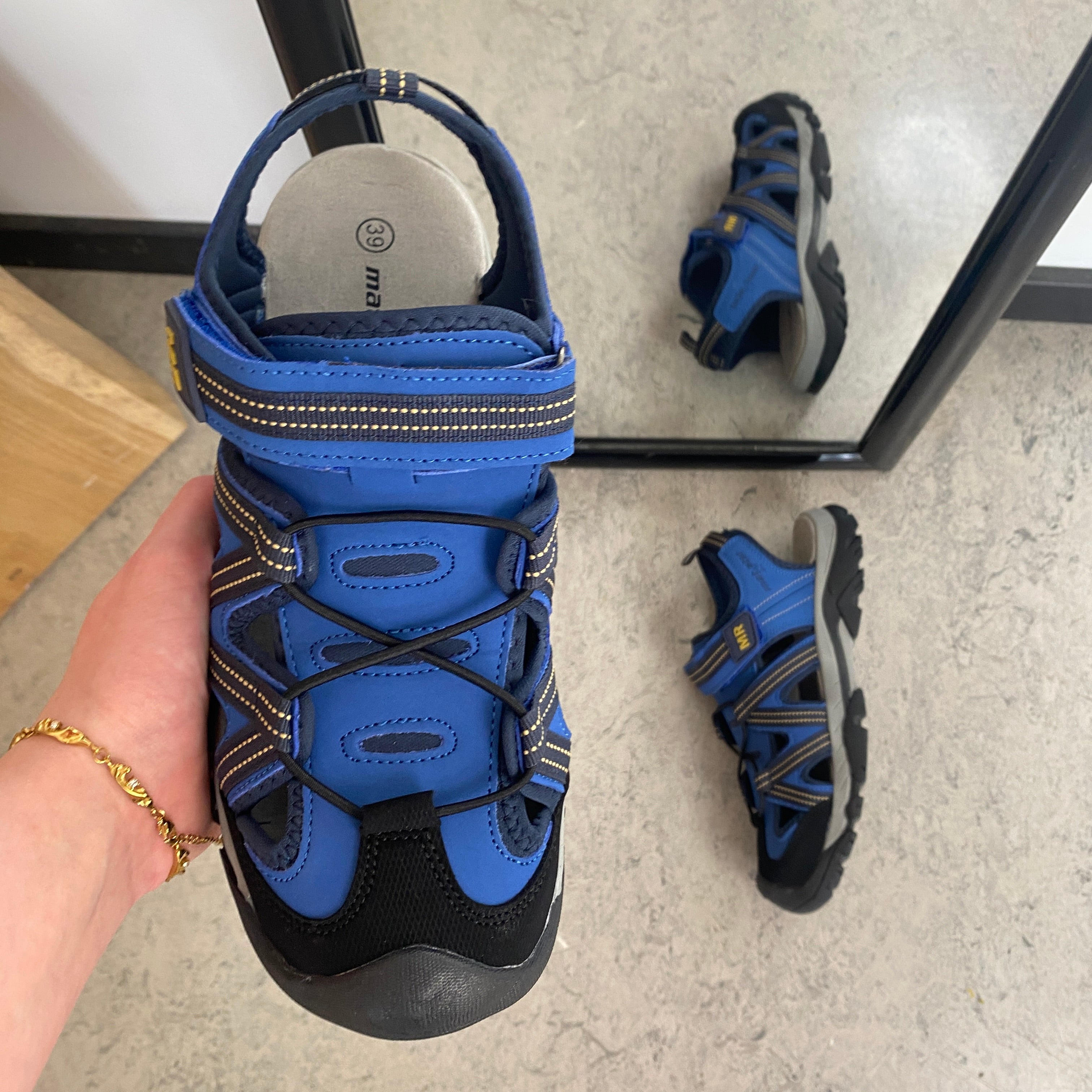 Robust blå vandringssandal med bra stöd