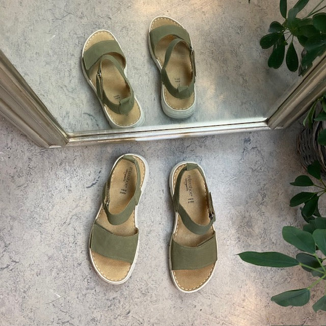 Härlig mjuk och flexibel skinnsandal i matt grönt från Relaxshoe