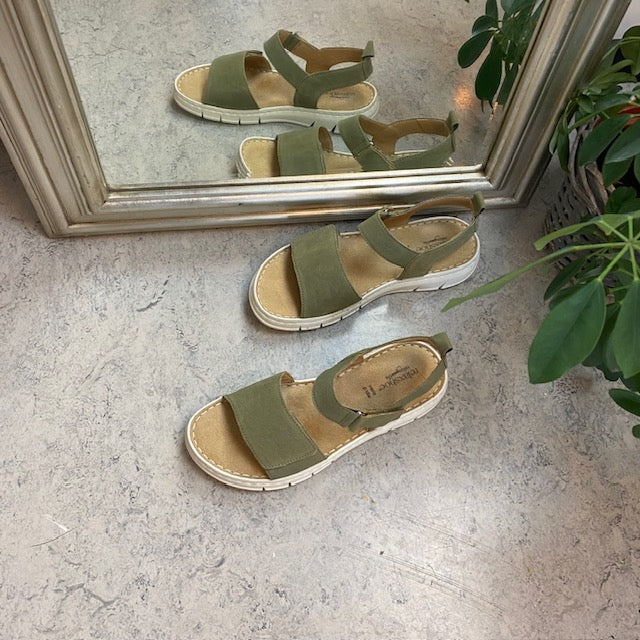 Härlig mjuk och flexibel skinnsandal i matt grönt från Relaxshoe
