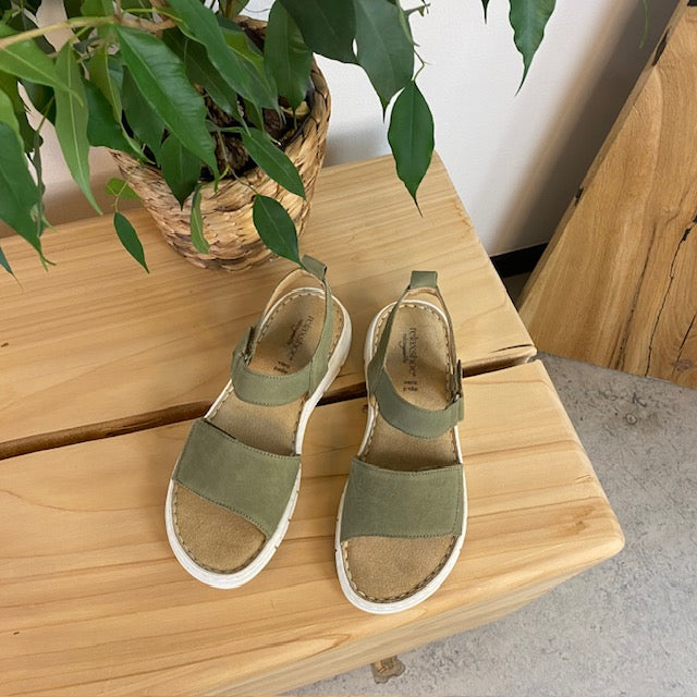Härlig mjuk och flexibel skinnsandal i matt grönt från Relaxshoe