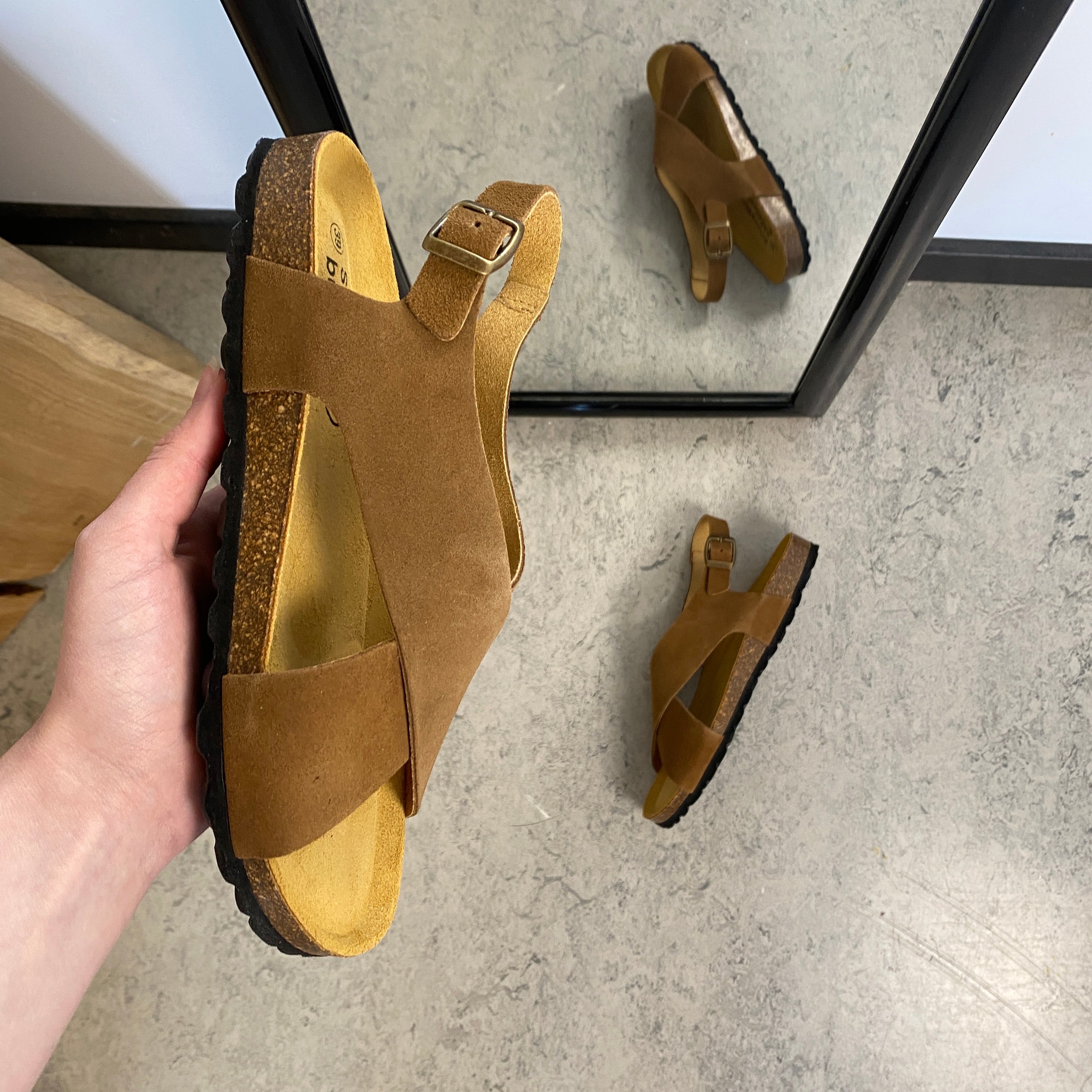 Serraje Roble – brun sandal med korsremmar & bakrem | SSKbutiken.se