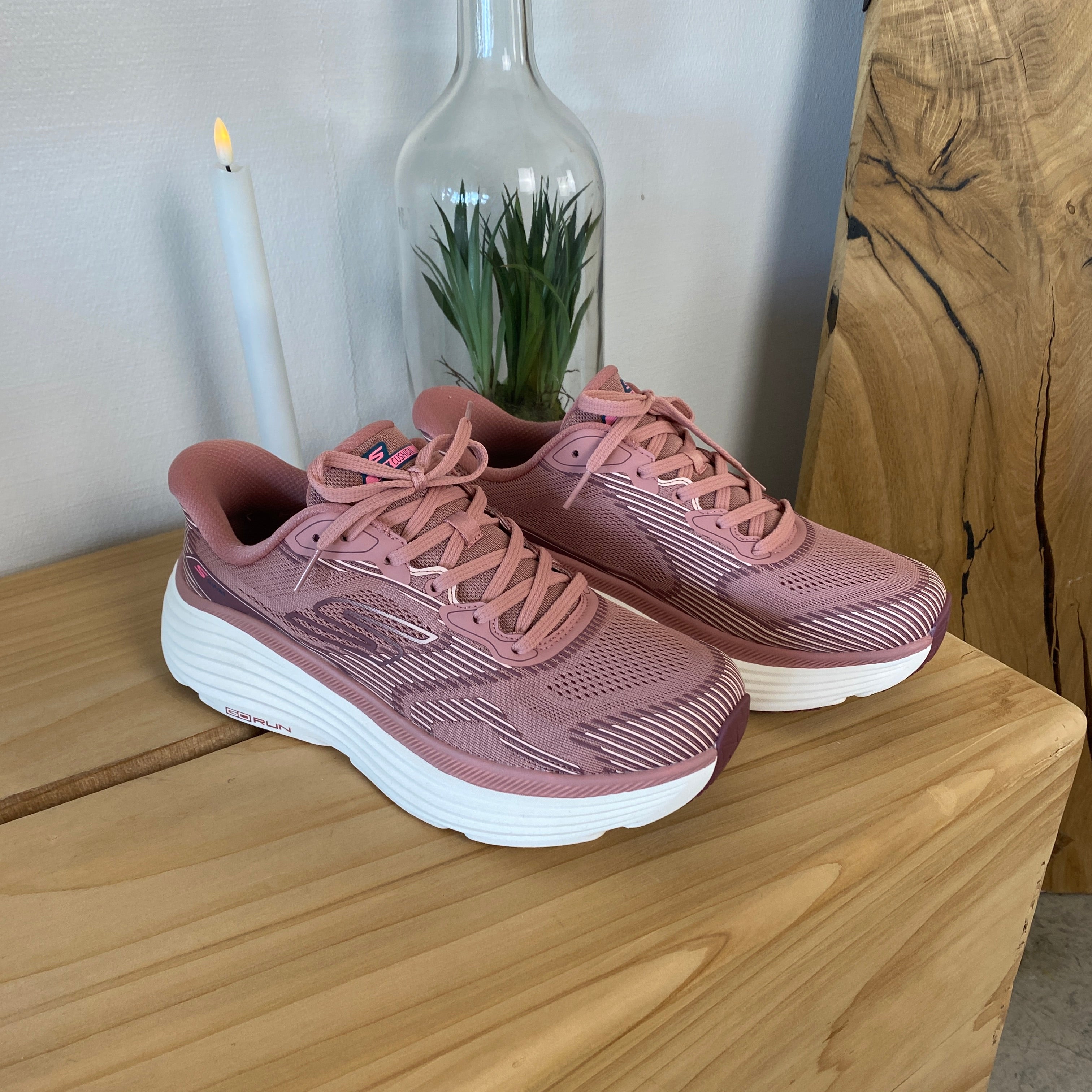 Skechers Max Cushioning Rosa slip-on sneaker med maximal stötdämpning