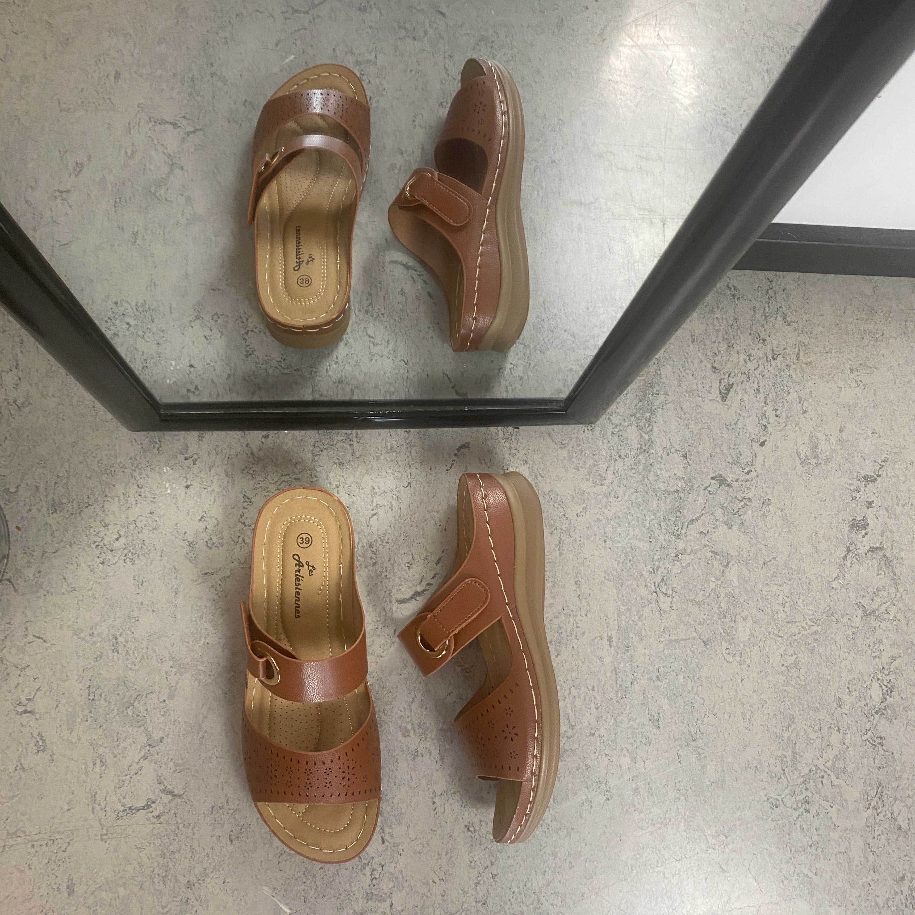 Brun slip-on sandal med kardborrerem – varm ton & feminin silhuett
