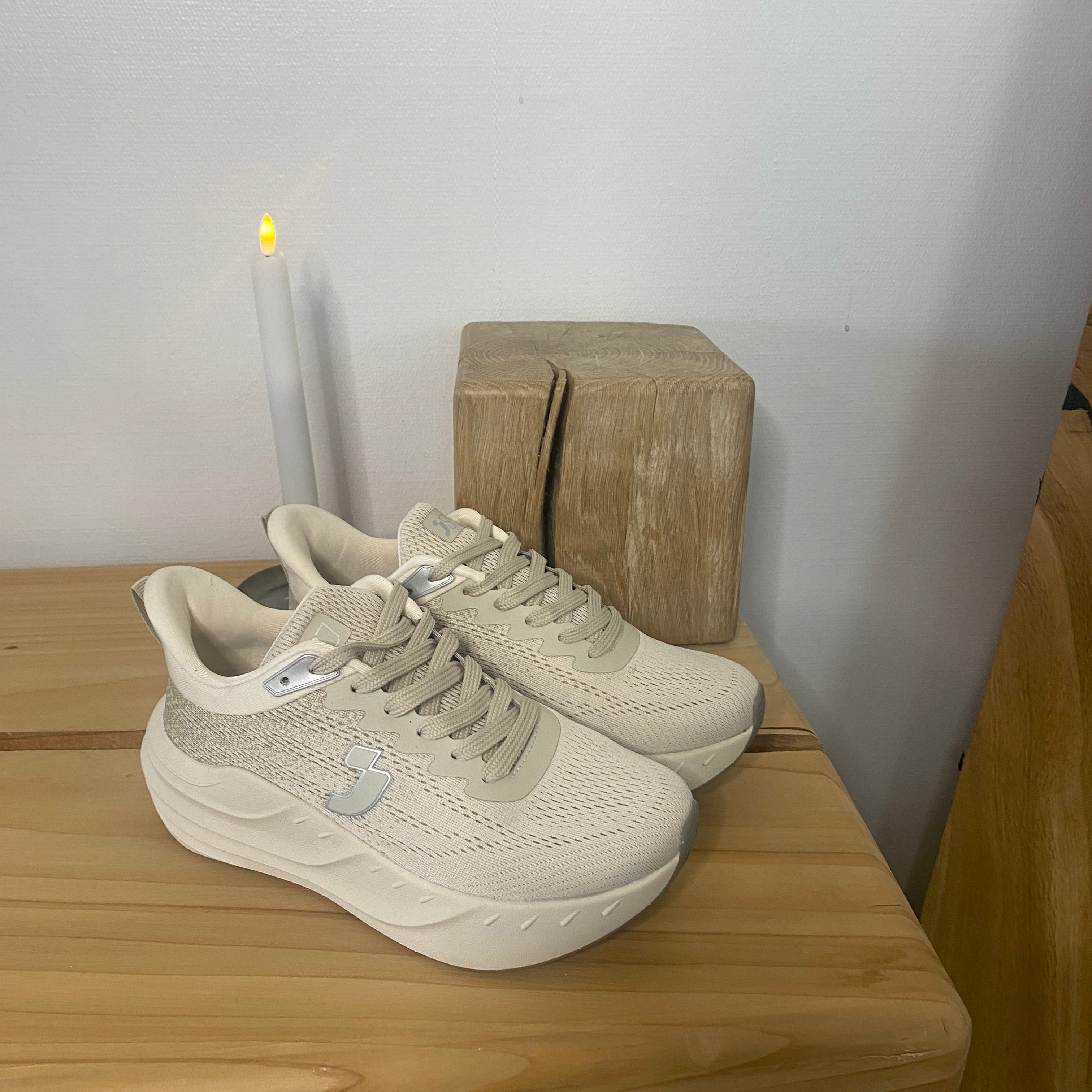 Beige sko med rullad sula – SSKbutiken.se