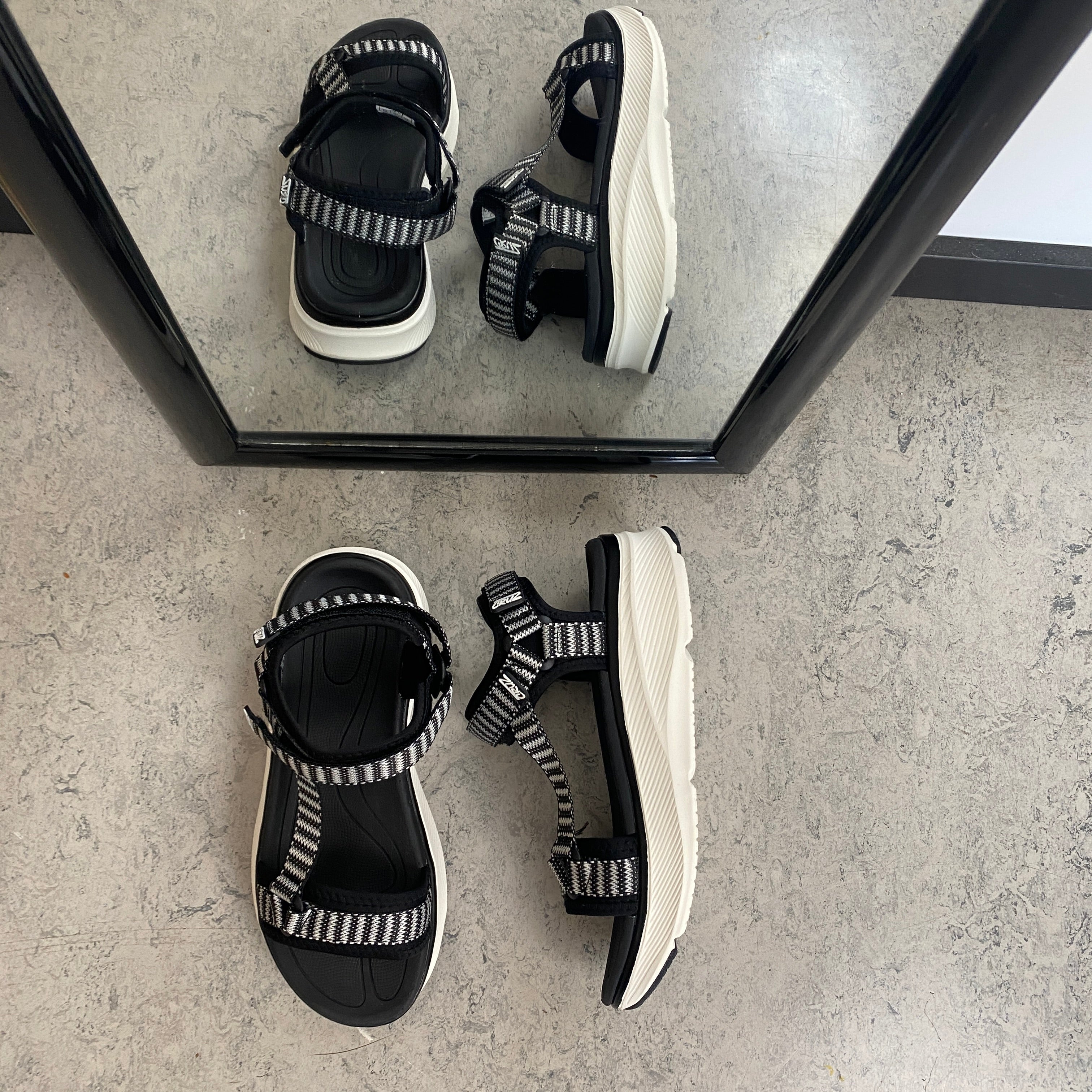 Cruz sandal i svart – stabil komfort i klassisk design