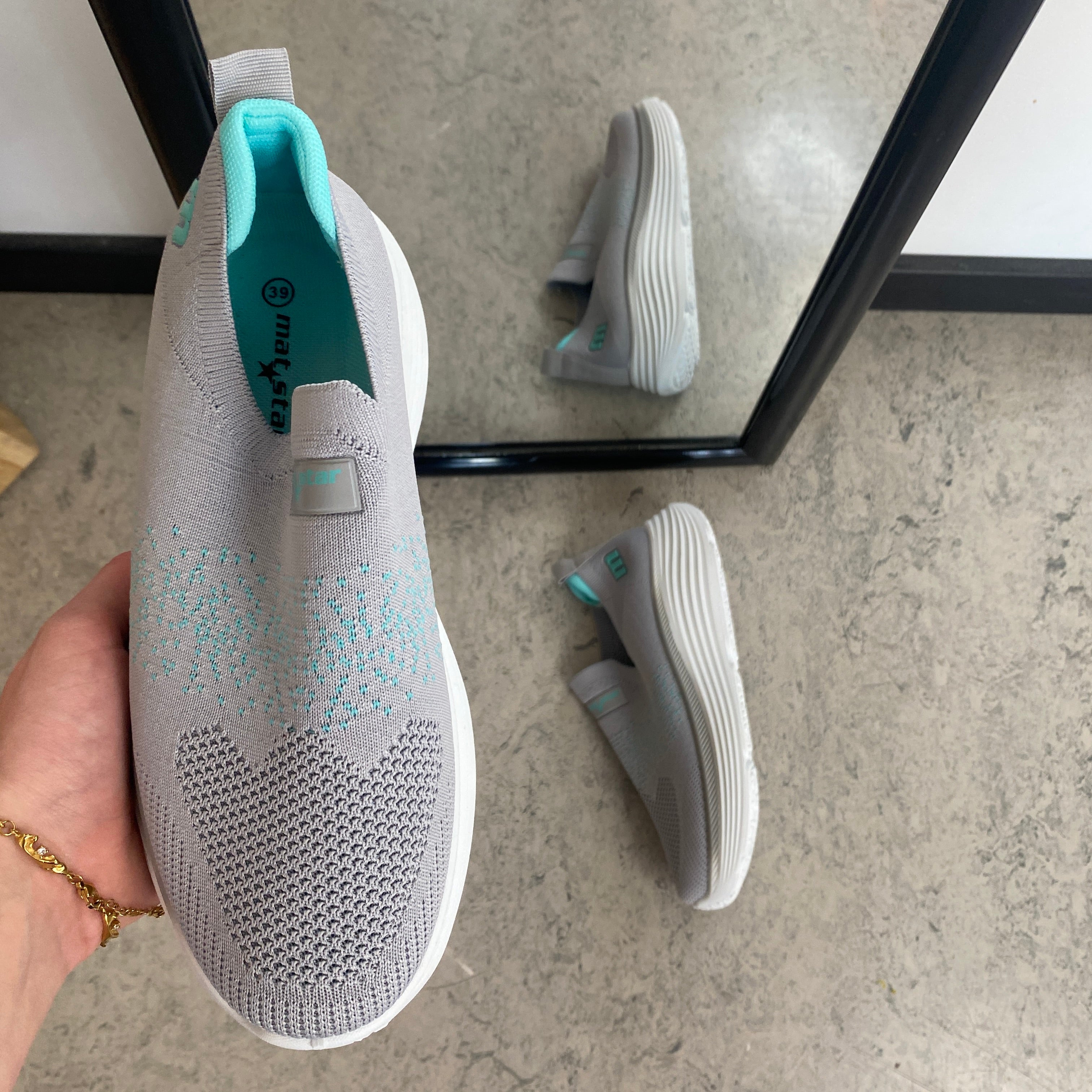 Grå slip-on komfortsneaker med stötdämpning & andningsbart stickat